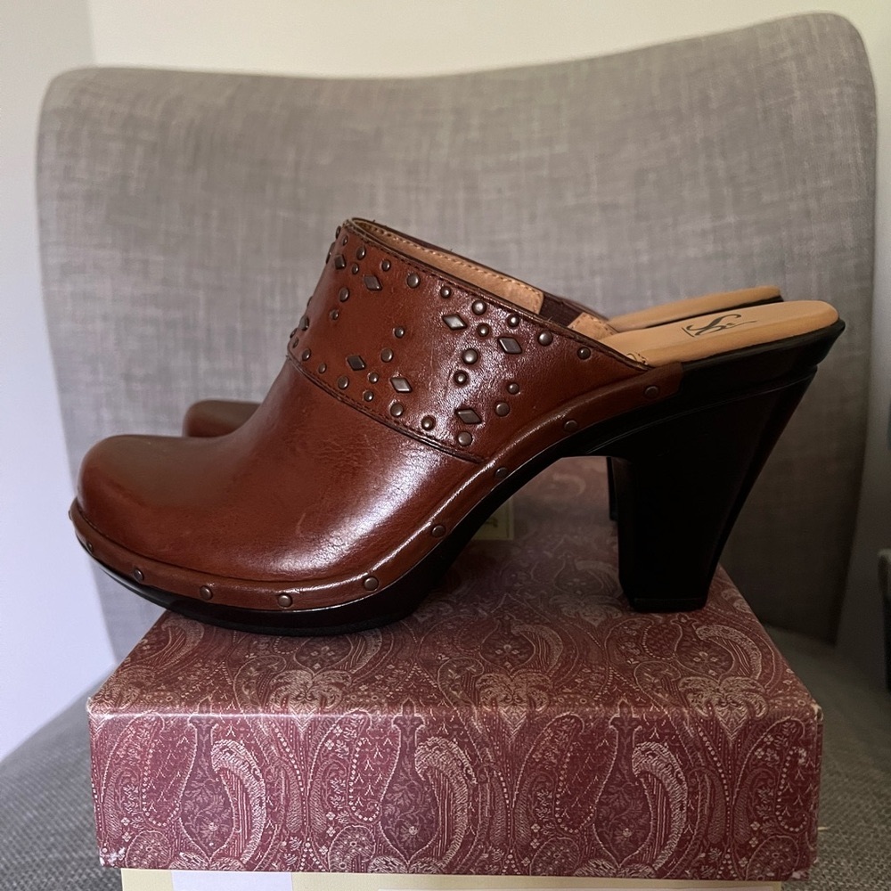 Sofft Women’s signature copper accents dress-up western-inspired clog 6.5M